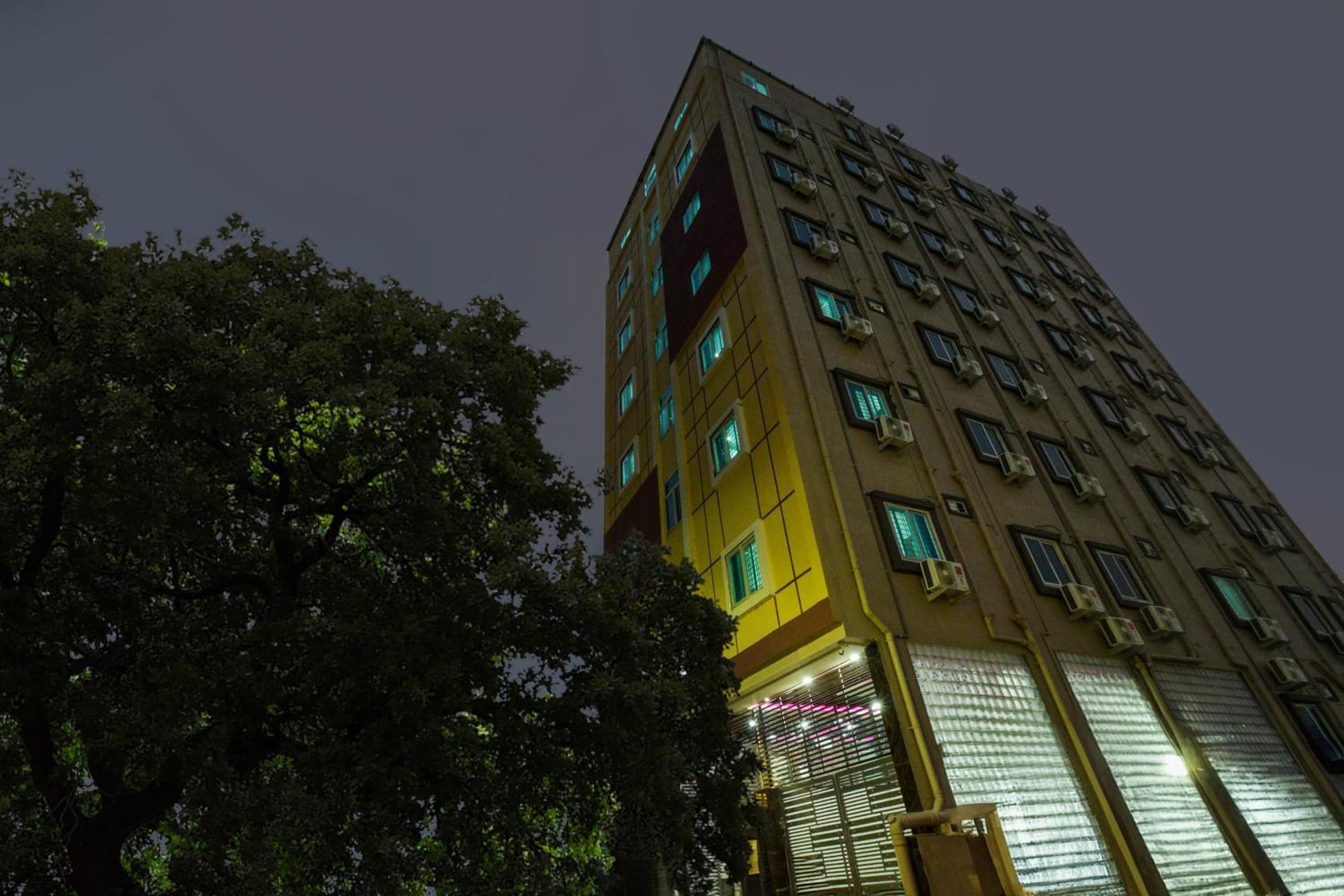 Super Townhouse Kokapet Formerly Aarian Tej Nilayam Gundipet Exterior photo