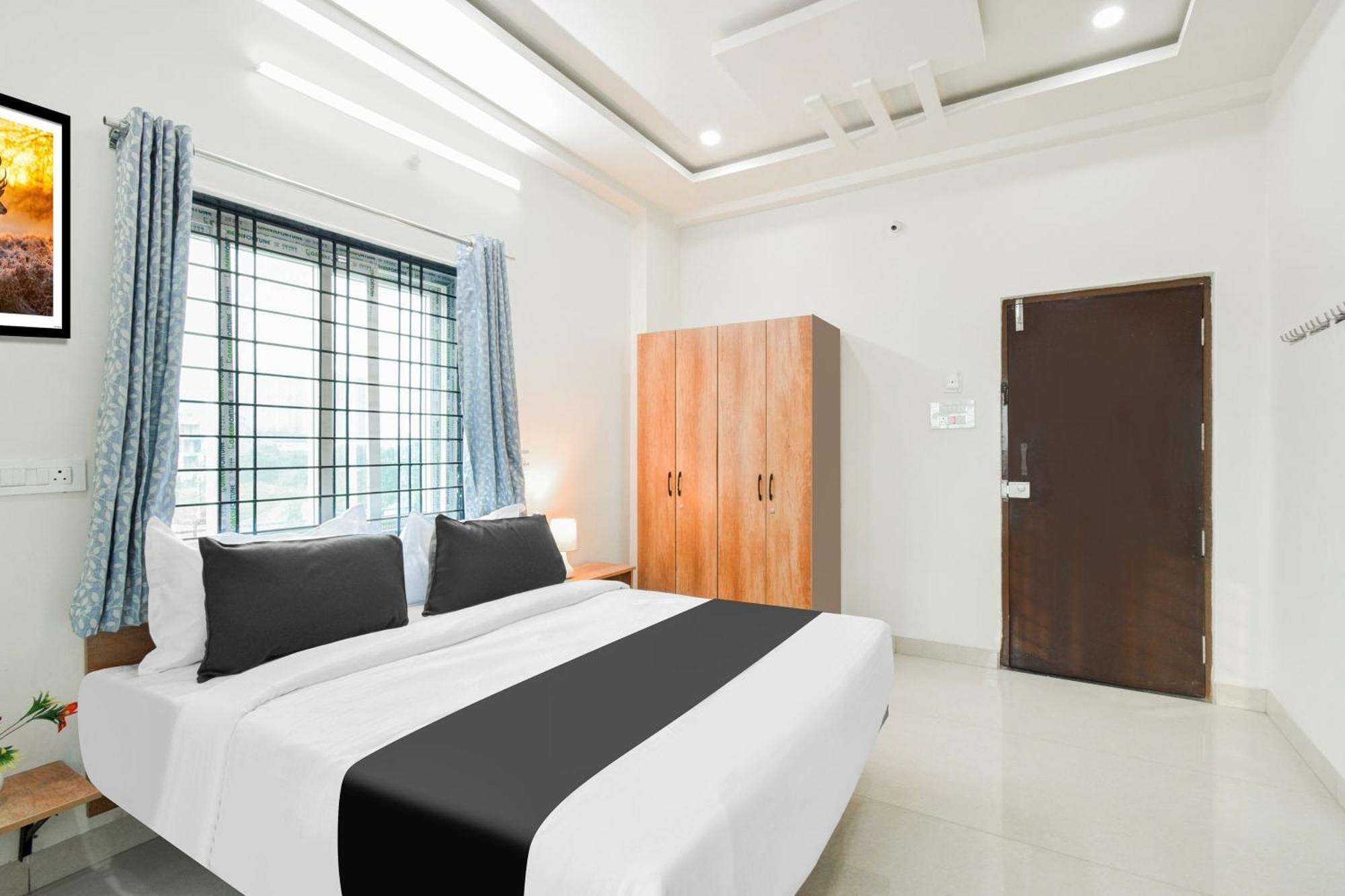 Super Townhouse Kokapet Formerly Aarian Tej Nilayam Gundipet Exterior photo